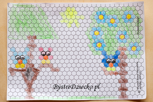 Kolorowanki geometryczne dla dzieci - kartka w kratkę do wydruku - wzór w sześciany, wzór heksagonalny