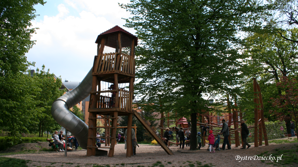 Zjeżdżalnia rurowa - Plac zabaw dla dzieci we Wrocławiu w Parku Klecińskim