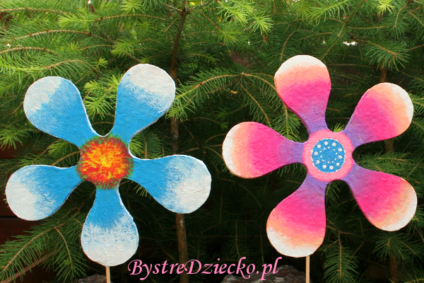 Kwiaty z tektury falistej - zabawy plastyczne dla dzieci - ekologiczne zabawki z recyklingu