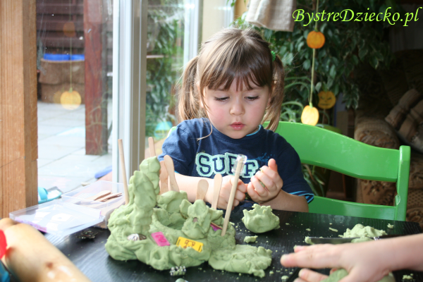 Domowa ciastolina - zajęcia plastyczne dla dzieci wspierające rozwój grafomotoryki