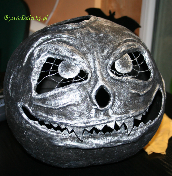Homemade Halloween decorations - paper mache pumpkin crafts for kids