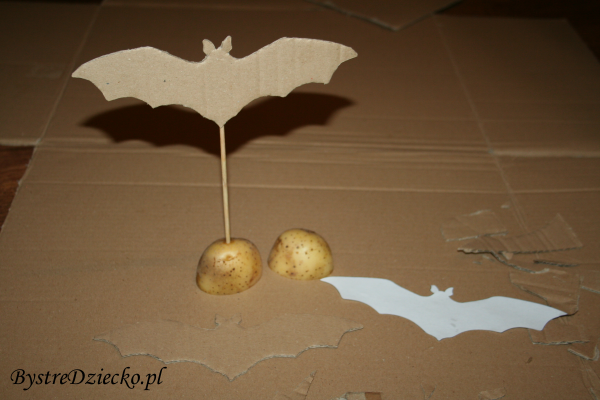 Nietoperze z kartonu - zajęcia plastyczne dla dzieci z dekoracjami na Halloween