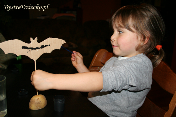 Nietoperze z kartonu - zajęcia plastyczne dla dzieci z dekoracjami na Halloween