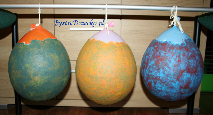 Jaja dinozaura lub gigantyczne jajka wielkanocne z papier mache wykonane w ramach prac plastycznych dla dzieci - kolorowe pisanki wielkanocne