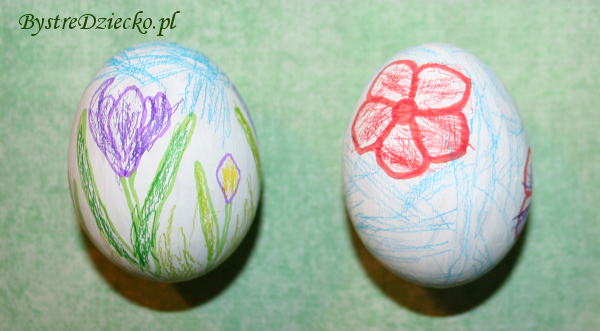Pisanki wielkanocne z wydmuszek z motywem kwiatów rysowane kredkami i mazakami w ramach zajęć plastycznych dla dzieci
