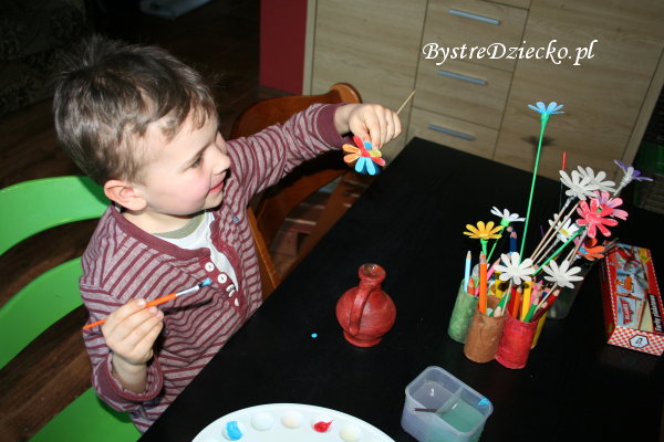 Wiosenne kwiaty z wytłaczanki do jaj w ramach zajęć plastycznych dla dzieci